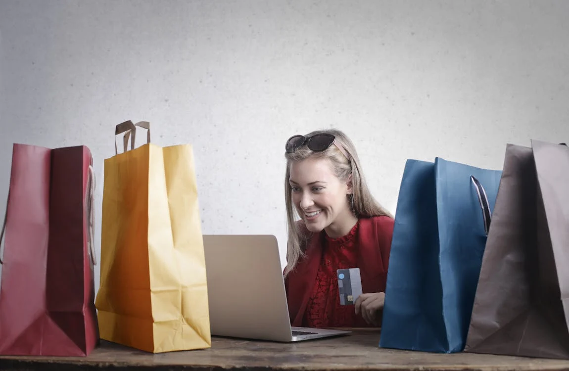 Mujer usando un portátil para gestionar su tienda online